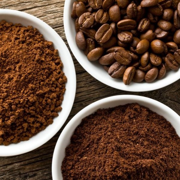 Sử dụng bột cà phê để khử mùi