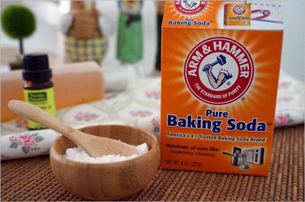 su-dung-baking-soda-de-tac-bon-rua-mat