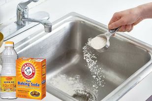 thông bồn rửa bát bị tắc bằng hỗn hợp: Baking Soda + Giấm trắng + Muối