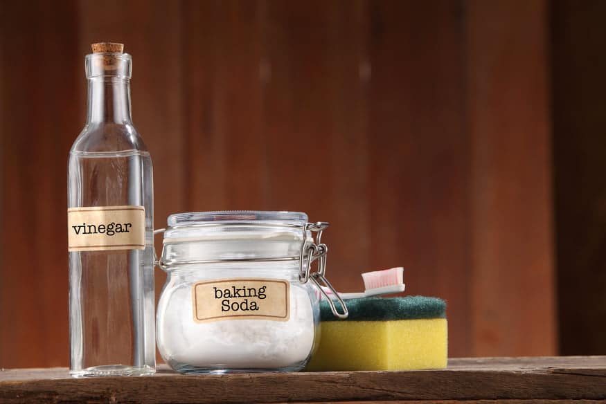 Giấm trắng và baking soda làm dung dịch tẩy trắng bồn cầu