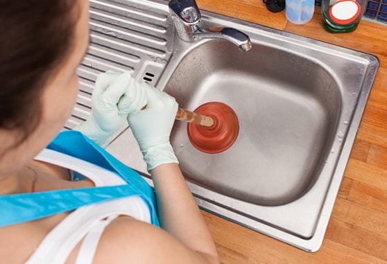 Dùng thụt thông tắc chậu rửa bát