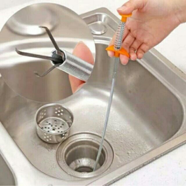 Dùng dây lò xo thông tắc chậu rửa bát